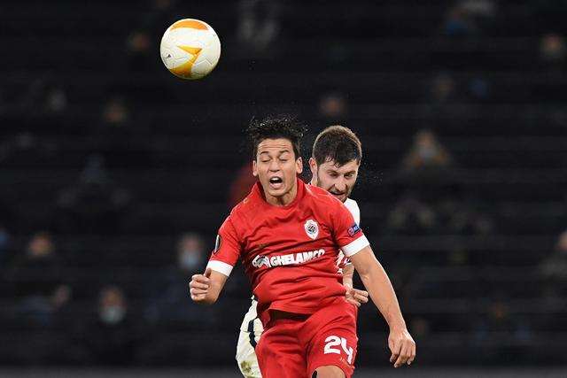 欧联杯室外气温-1℃ 曼联队长B费脱外套给球童